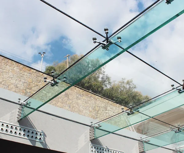pool_skylight_with_suspended_structural_glass_beams-glasscon